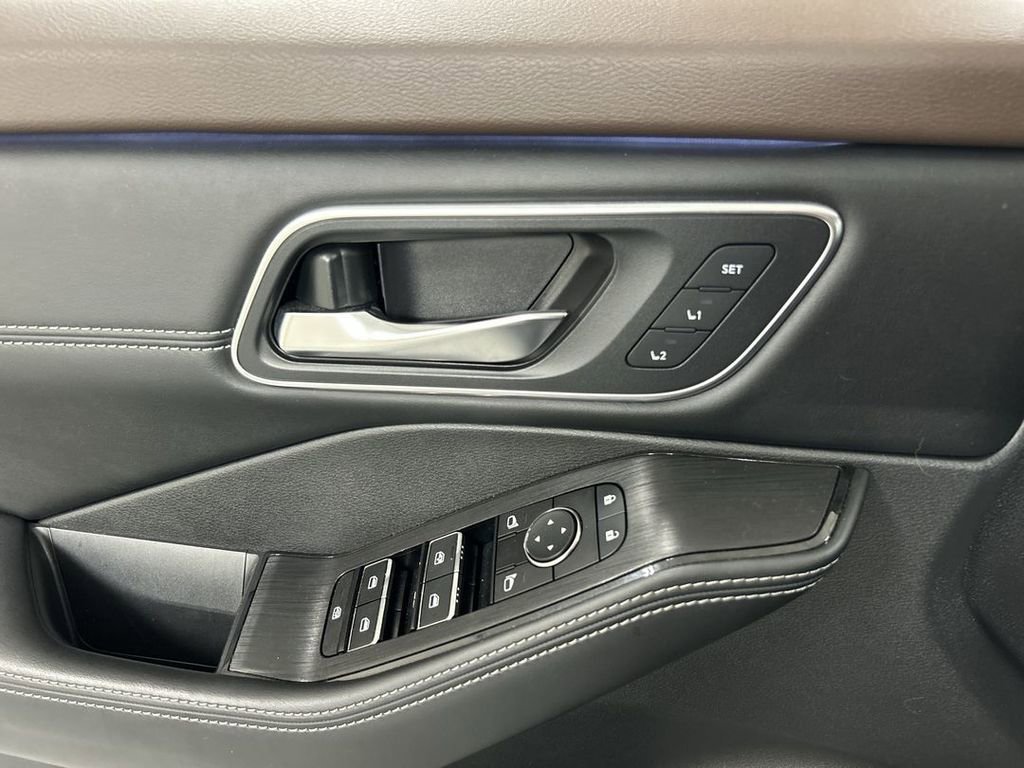 Used 2023 Nissan Rogue Platinum w/ Platinum Premium Package image 11