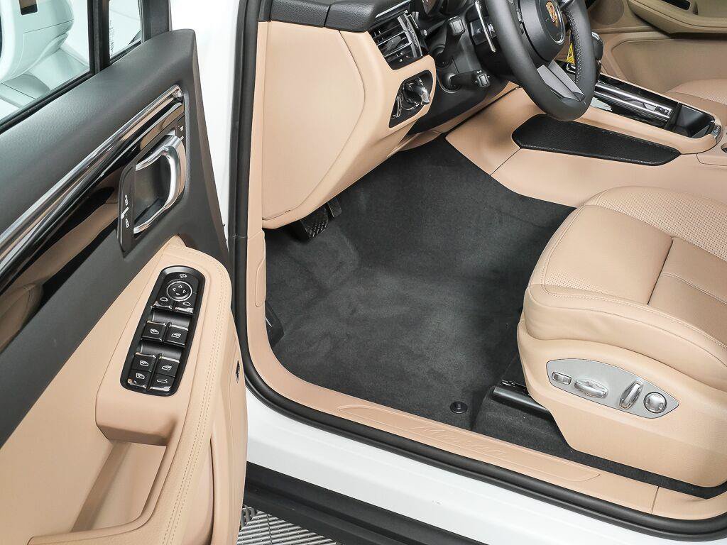 Certified 2026 Porsche Macan Turbo AWD/4WD image 8