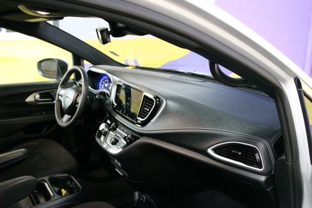 Used 2023 Chrysler Pacifica Touring FWD image 12