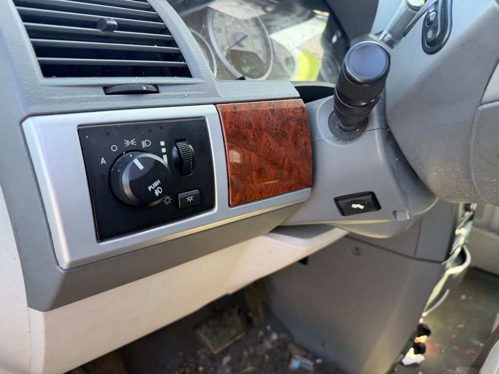 Used 2008 Chrysler Town & Country Touring FWD image 9