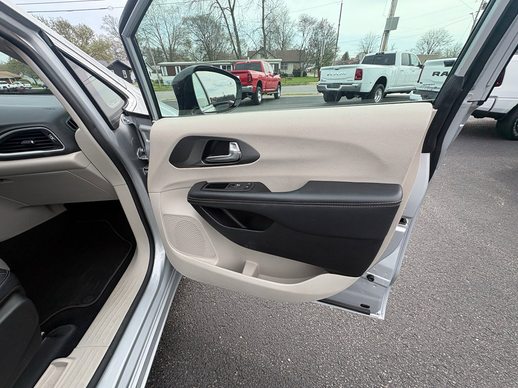 Used 2024 Chrysler Pacifica Touring-L image 33