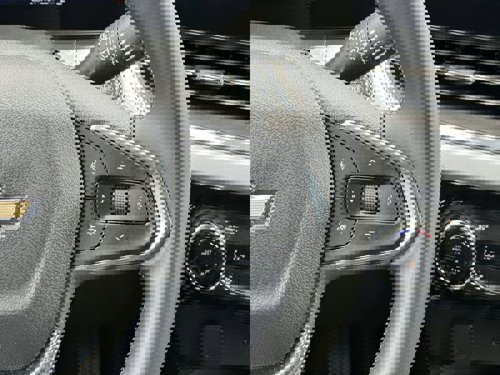 Used 2025 Chevrolet Trax LT w/ LT Convenience Package image 21