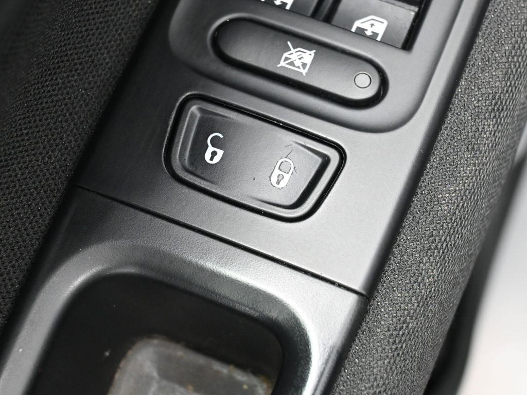 Used 2018 Jeep Renegade Latitude w/ Cold Weather Group image 13