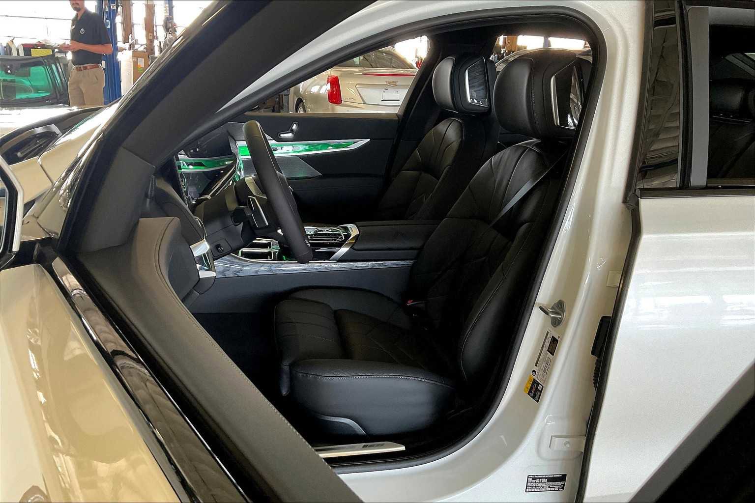 Used 2025 BMW i7 xDrive60 image 9