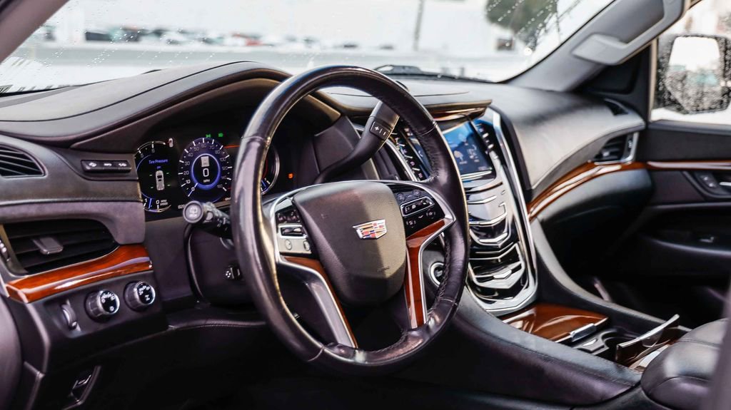 Used 2018 Cadillac Escalade ESV Premium Luxury image 25