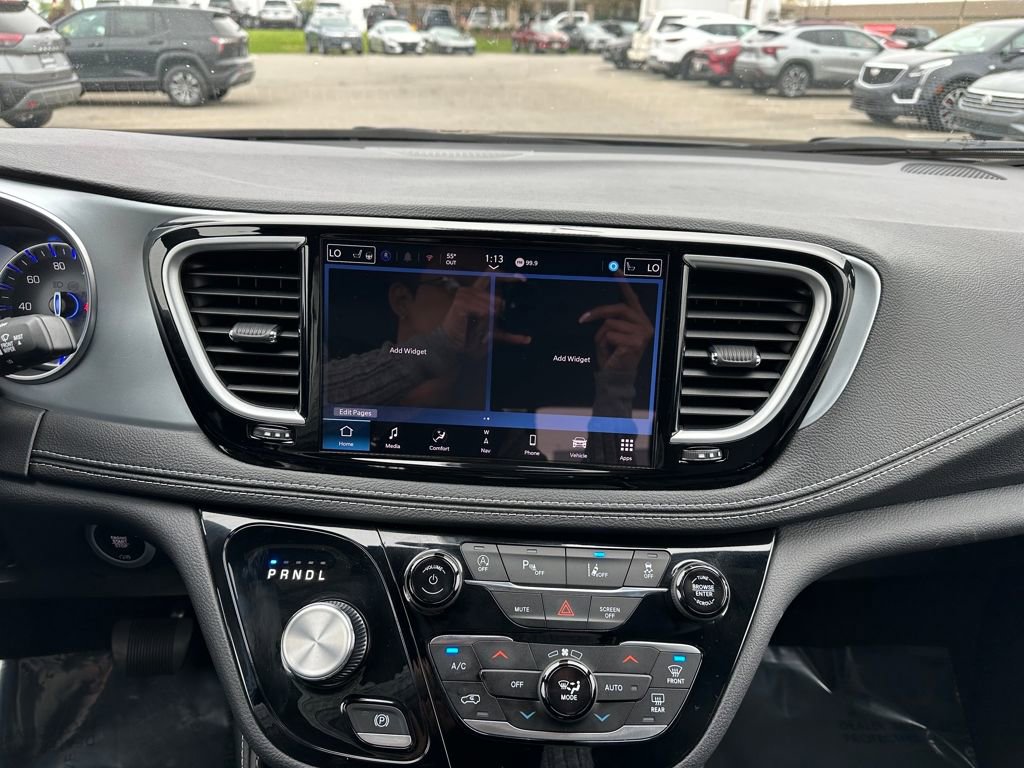 Used 2026 Chrysler Pacifica Limited FWD image 29