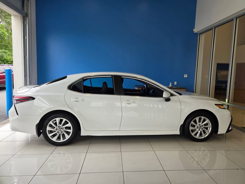 Used 2023 Toyota Camry SE FWD image 5