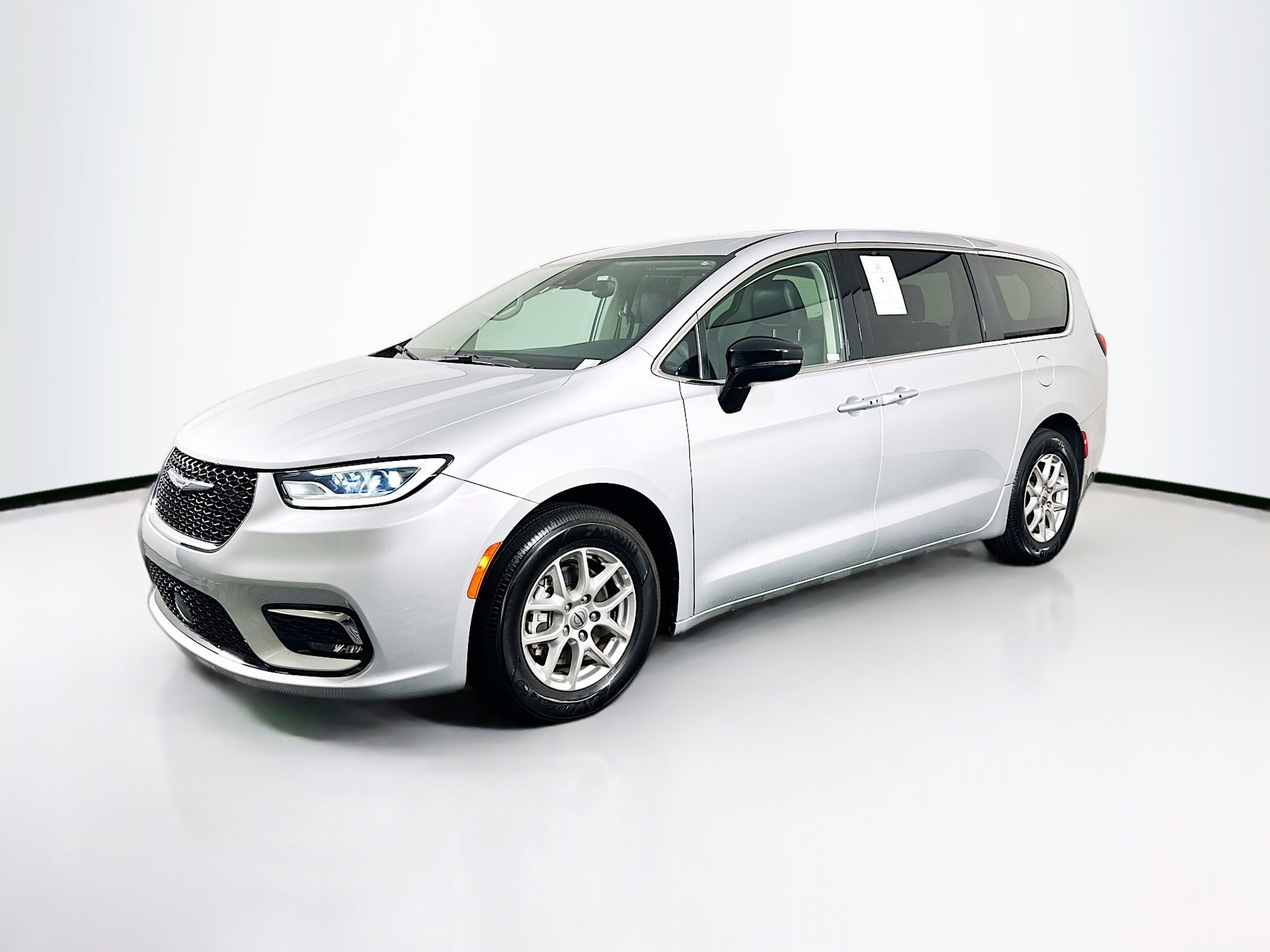 Used 2024 Chrysler Pacifica Touring-L image 3