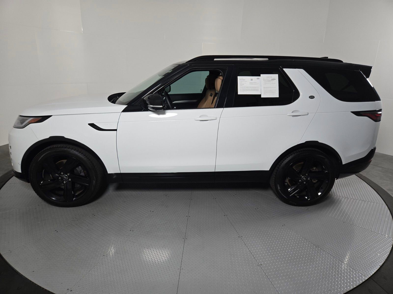 Used 2025 Land Rover Discovery Dynamic SE AWD/4WD image 8