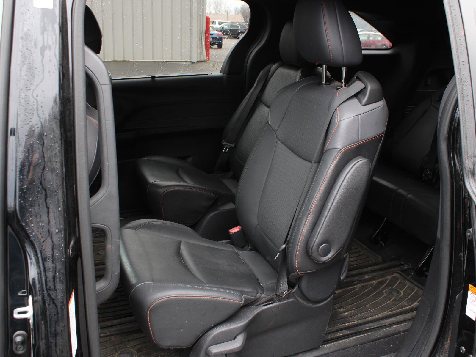 Used 2022 Toyota Sienna XSE w/ XSE Plus Package image 17