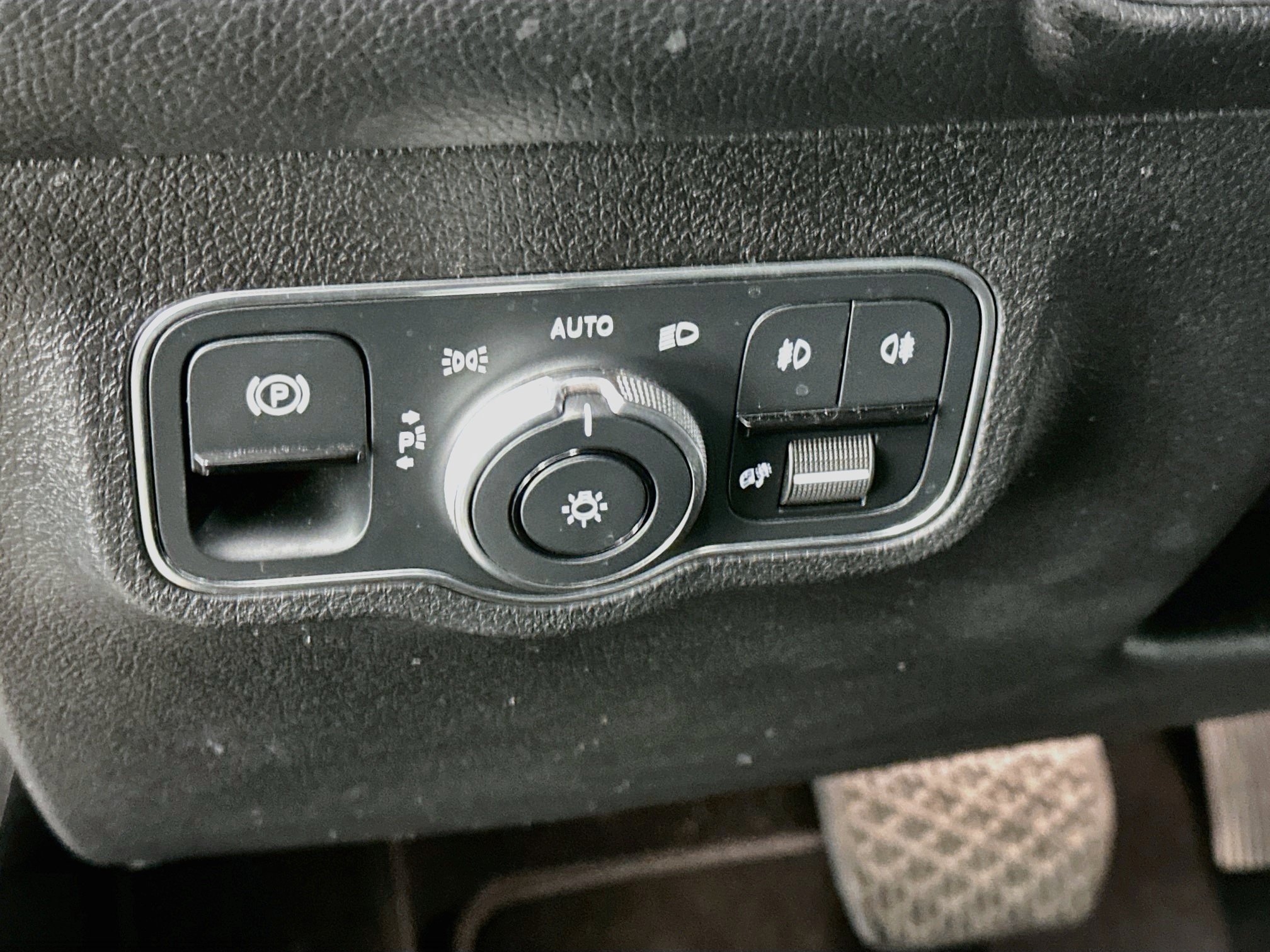 Used 2022 Mercedes-Benz GLB 250 4MATIC w/ Premium Package Lite image 17