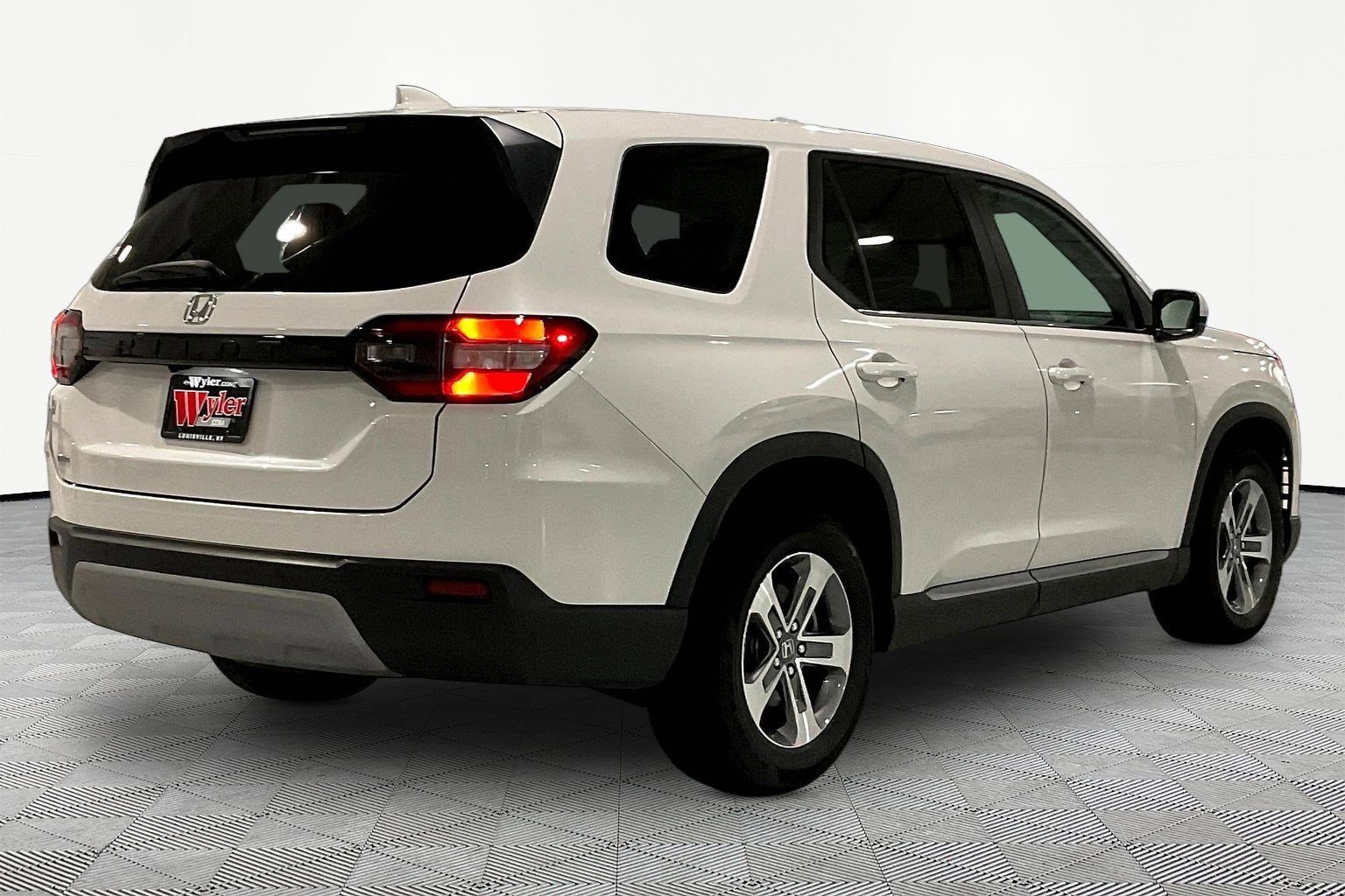 Used 2025 Honda Pilot EX-L image 6