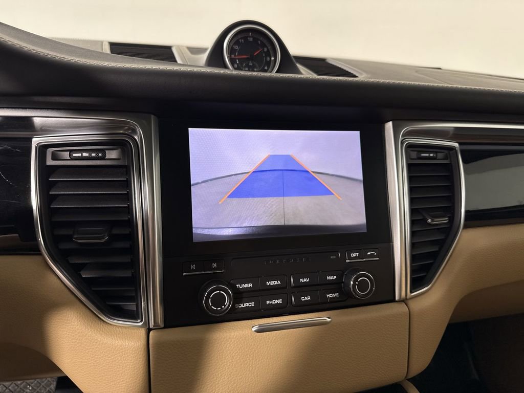 Certified 2018 Porsche Macan image 28