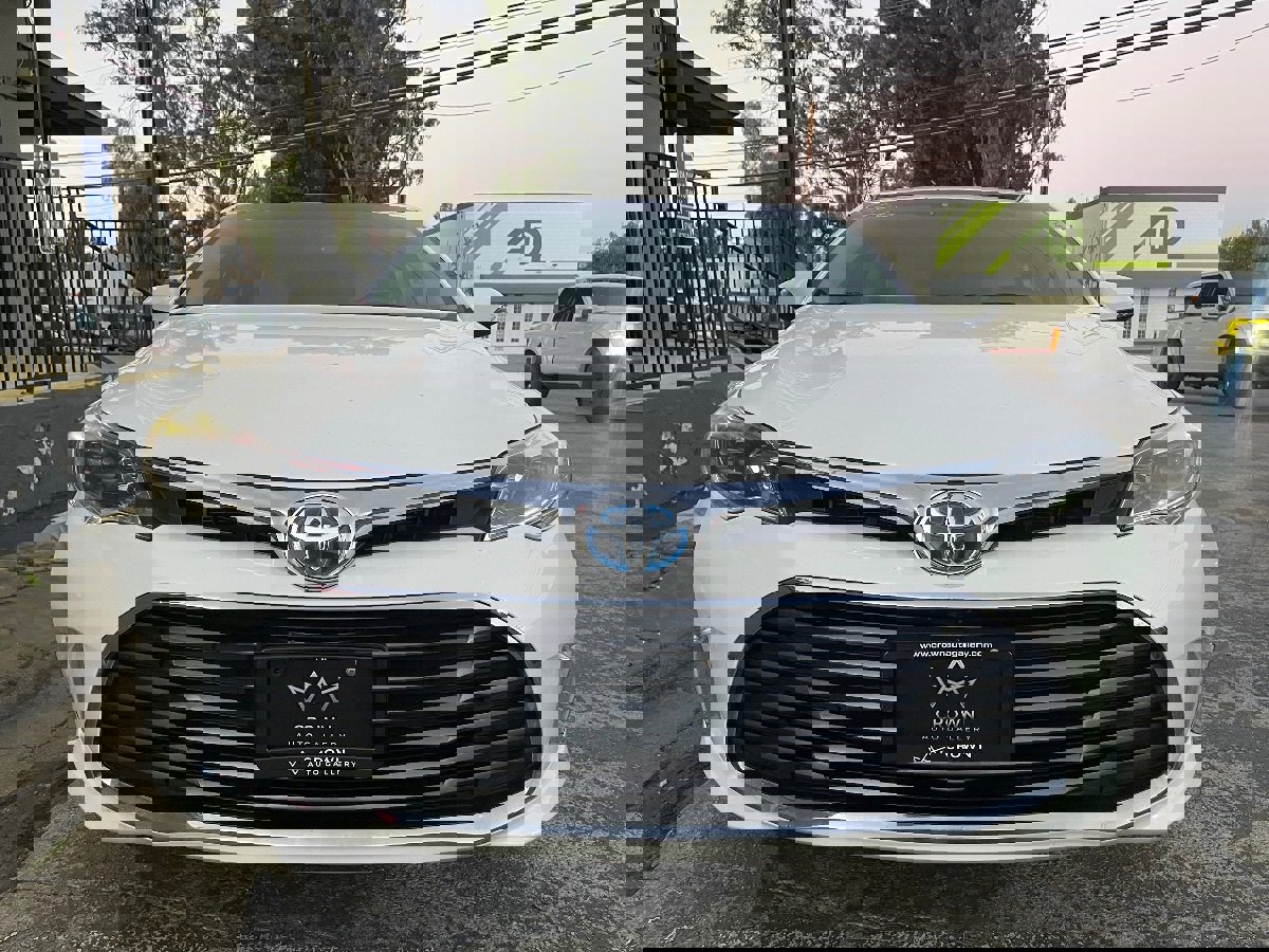 Used 2016 Toyota Avalon XLE Premium image 2