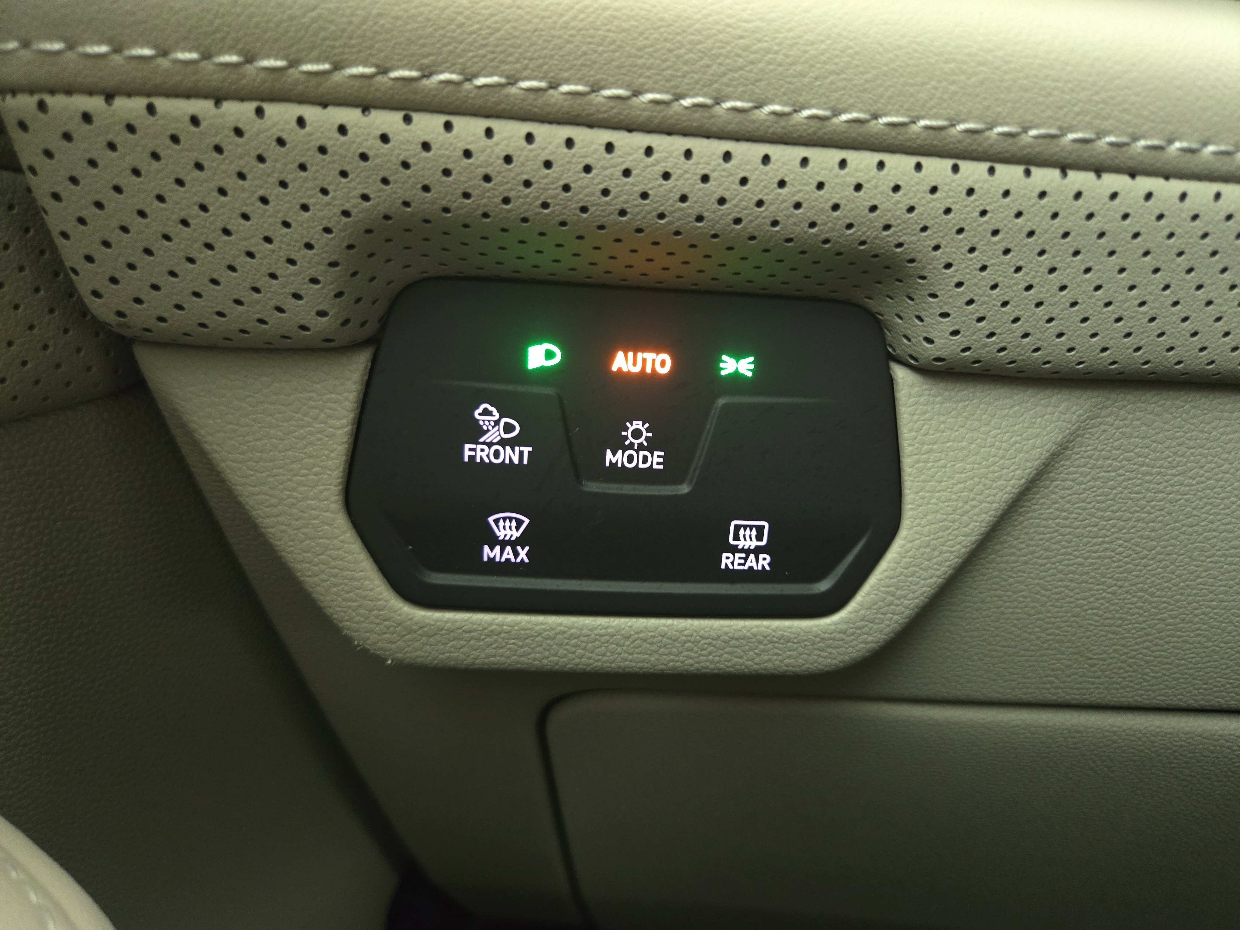 Used 2025 Volkswagen Atlas SE image 29