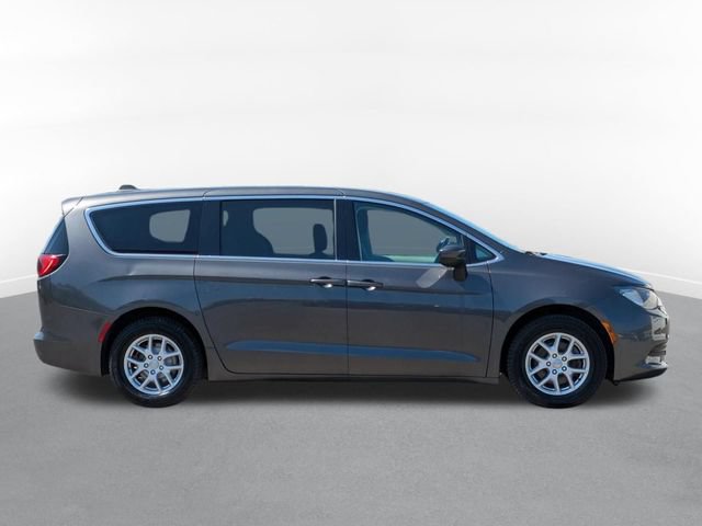 Used 2017 Chrysler Pacifica Touring FWD image 2