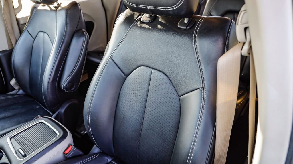 Used 2022 Chrysler Pacifica Touring-L image 30