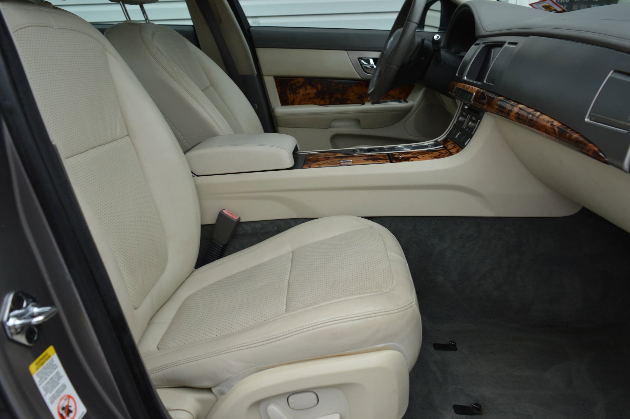 Used 2010 Jaguar XF Premium image 20