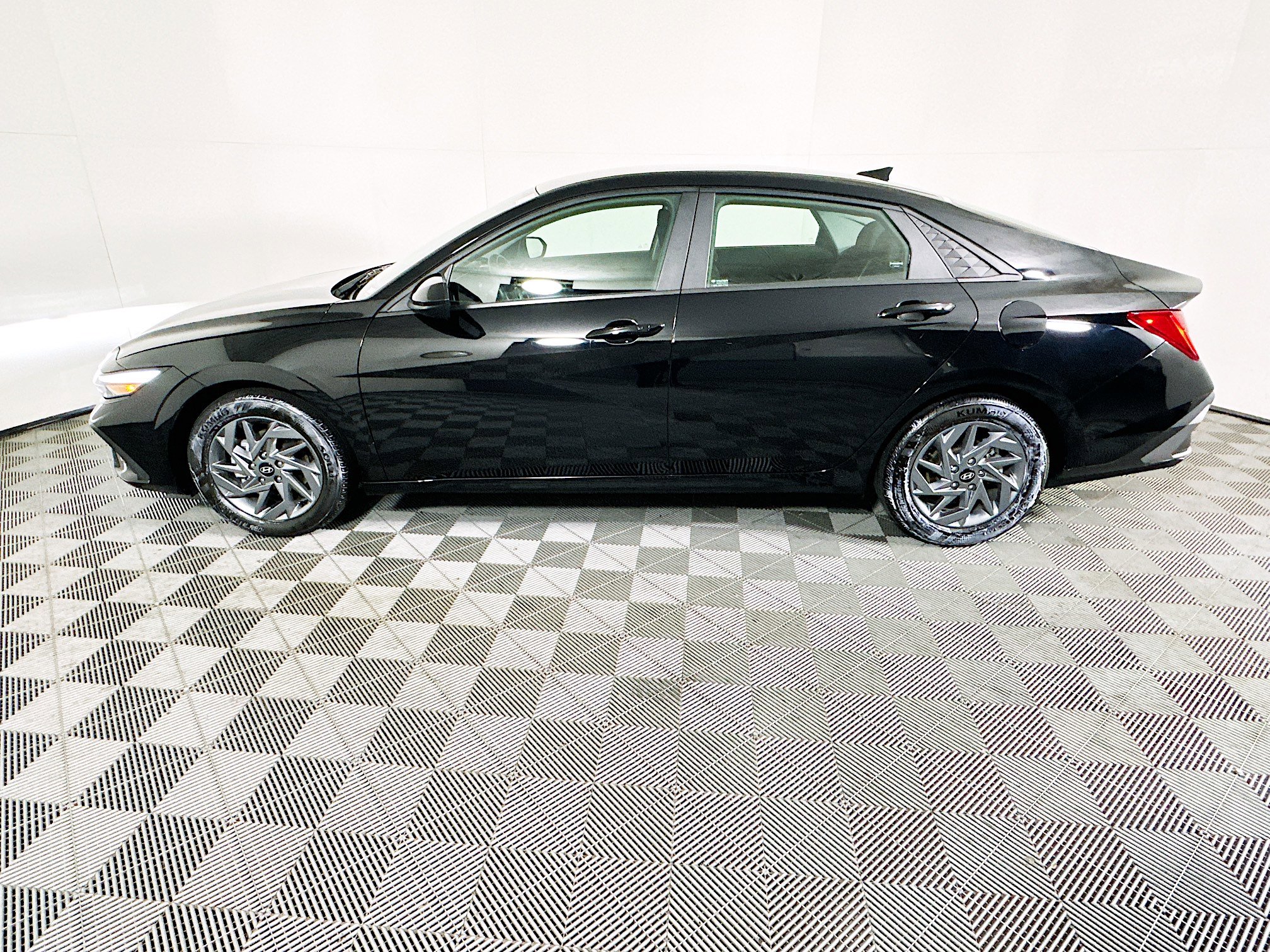 Used 2024 Hyundai Elantra Blue FWD image 6