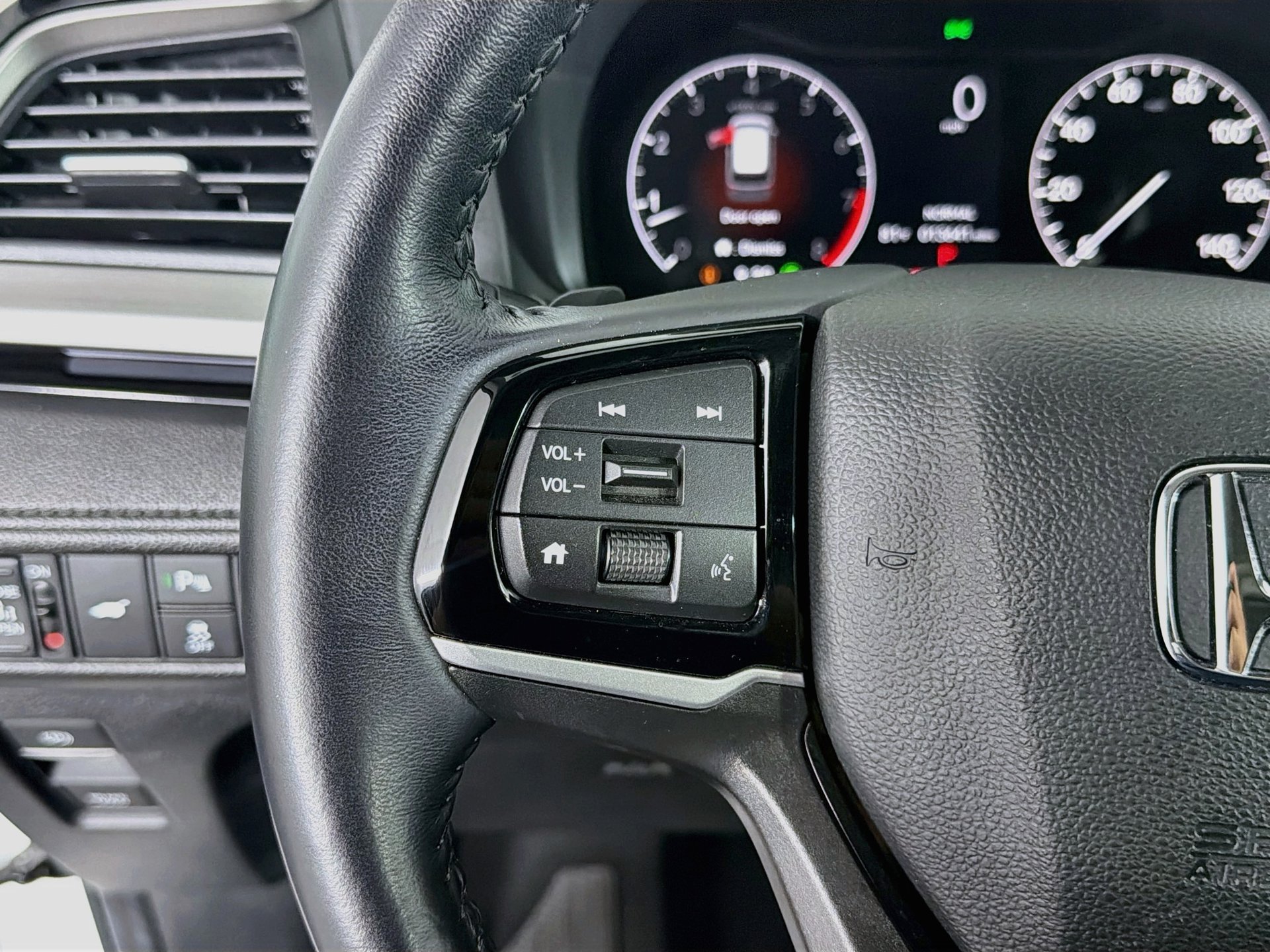 Certified 2025 Honda Odyssey Touring image 41