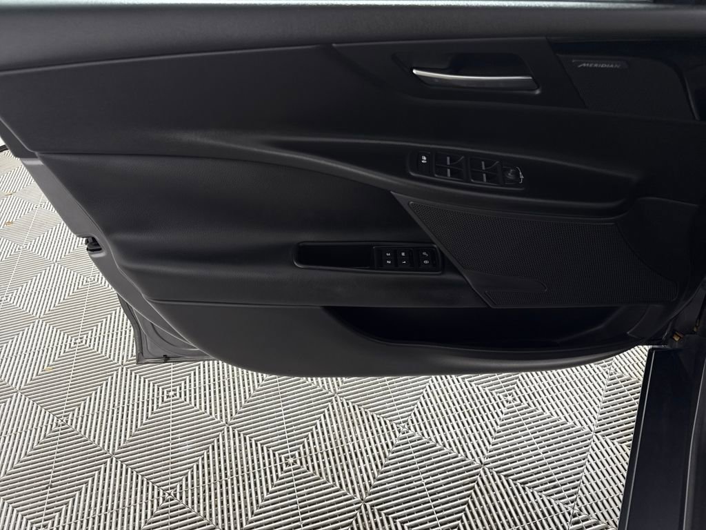 Used 2017 Jaguar XE Premium image 9