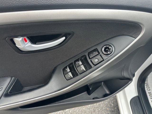 Used 2017 Hyundai Elantra GT image 16