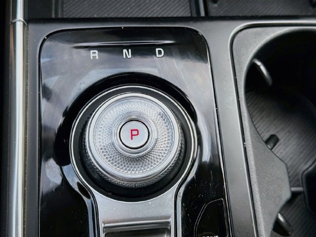 Used 2025 Kia Carnival EX FWD image 28