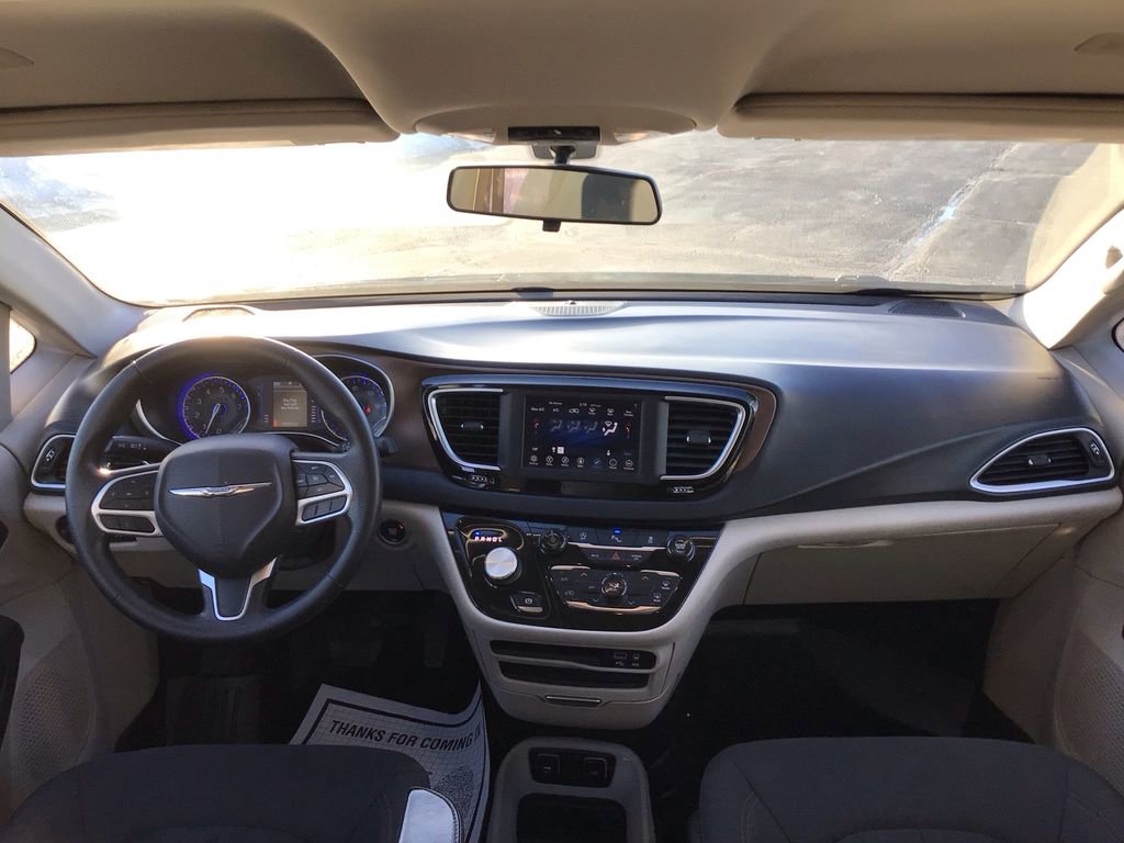 Used 2019 Chrysler Pacifica Touring image 22