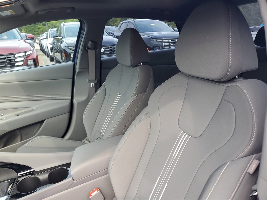 Used 2025 Hyundai Elantra SEL image 18