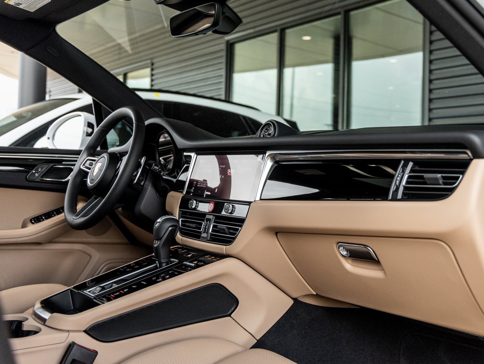 Used 2025 Porsche Macan image 42