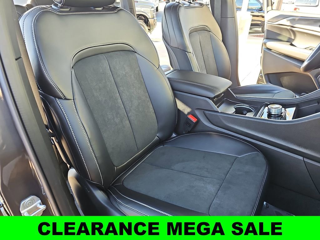 New 2025 Jeep Grand Cherokee Altitude image 10