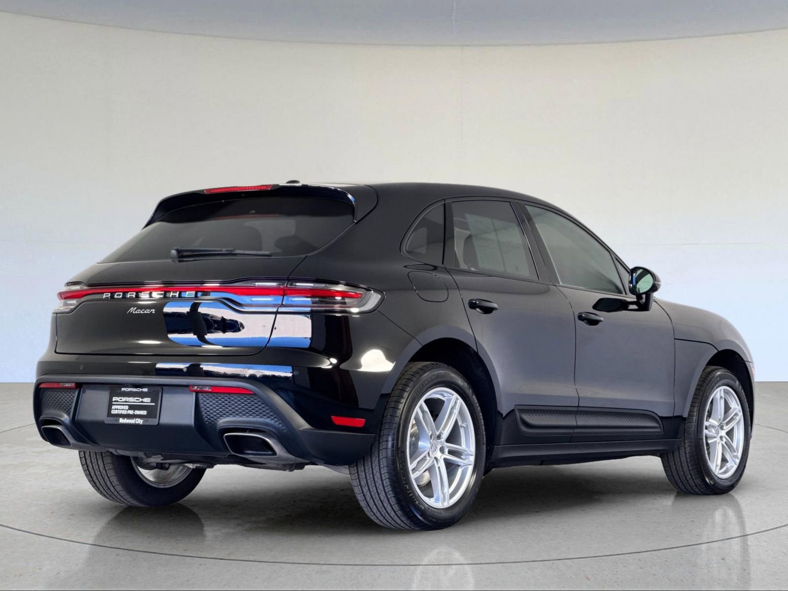 Certified 2025 Porsche Macan image 8