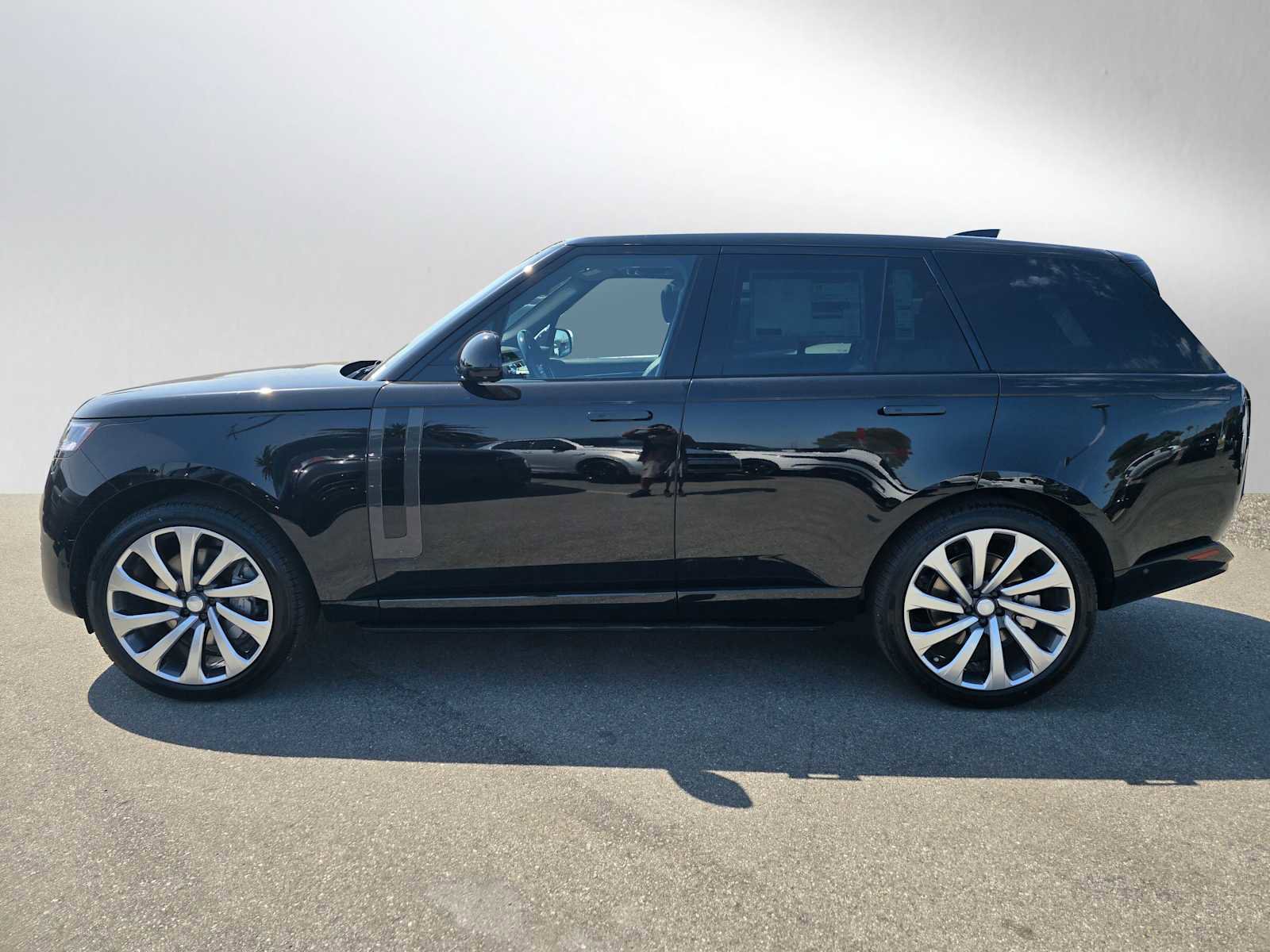 New 2025 Land Rover Range Rover SE image 6