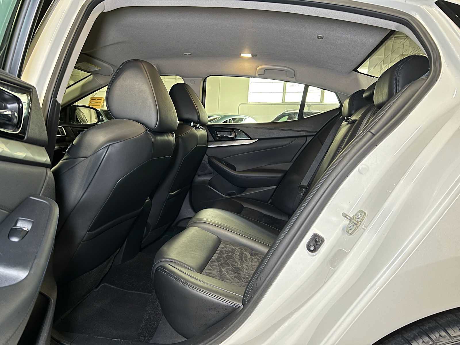 Used 2017 Nissan Maxima SR w/ Midnight Edition image 17