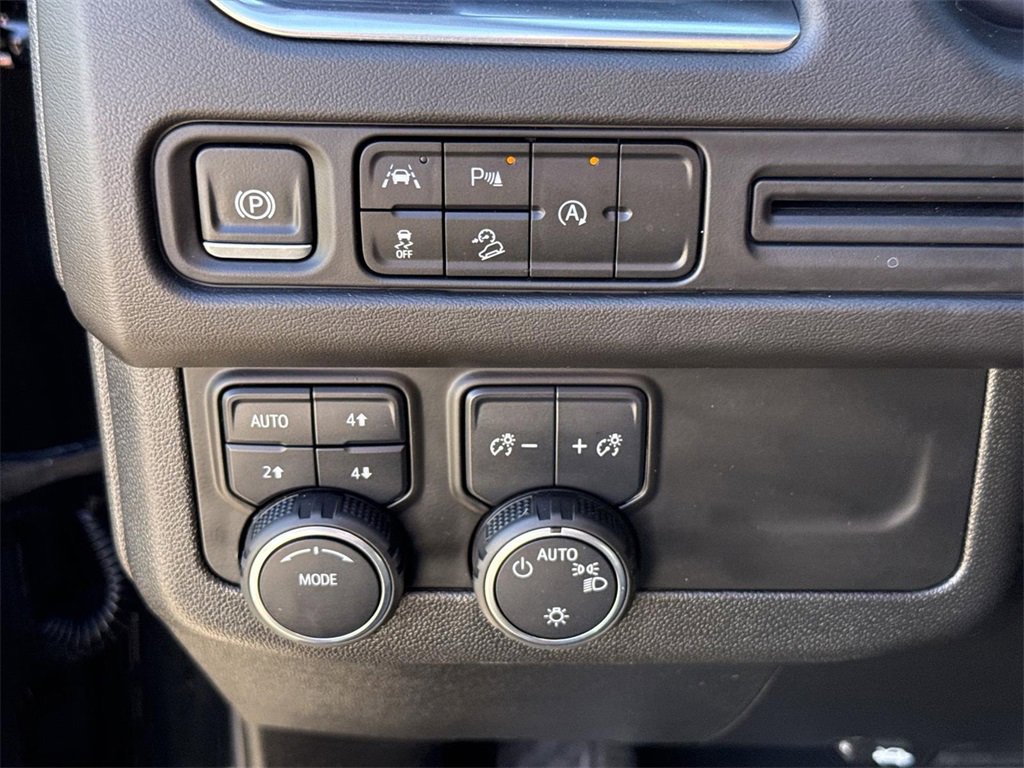 Used 2024 Chevrolet Suburban Premier image 16