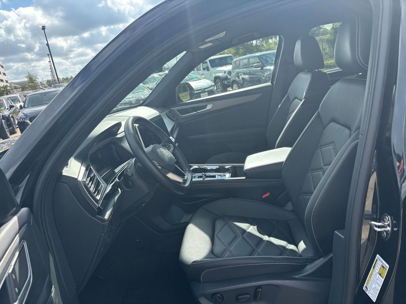 Used 2025 Volkswagen Atlas Cross Sport SE image 27