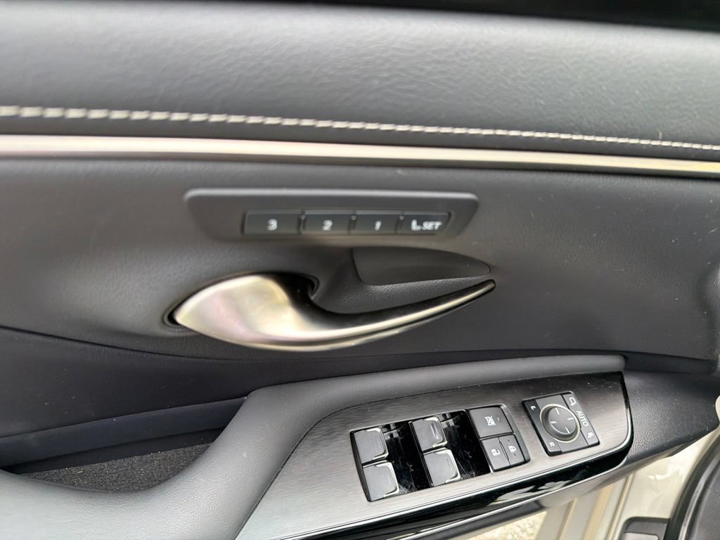 Certified 2022 Lexus ES 300h w/ Premium Package FWD image 37