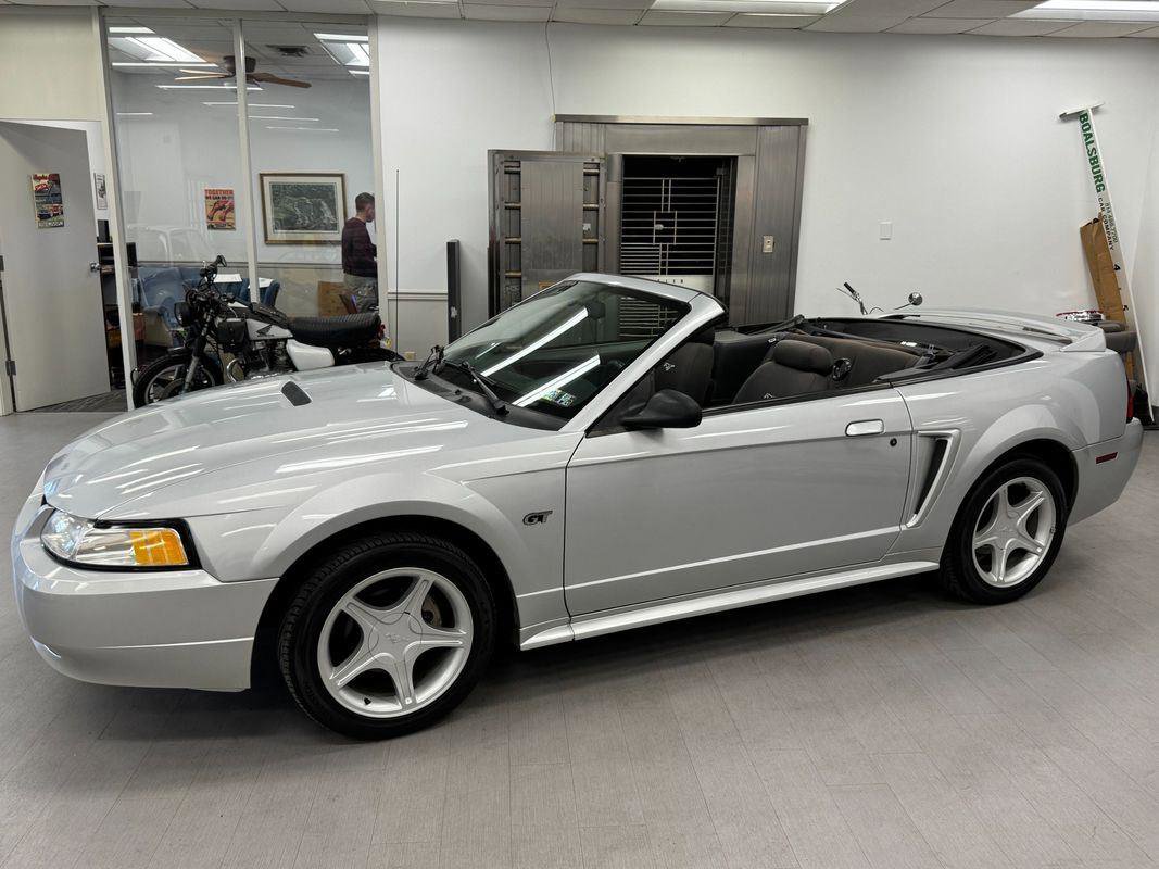 Used 2000 Ford Mustang GT RWD image 3