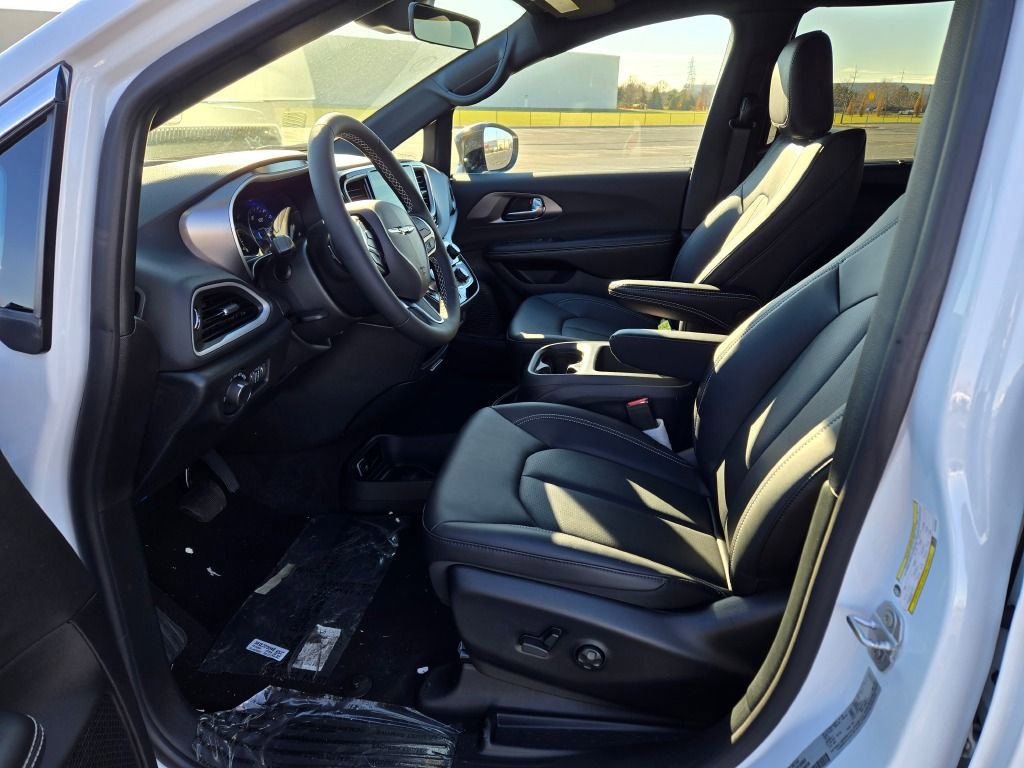 New 2026 Chrysler Voyager LX image 18