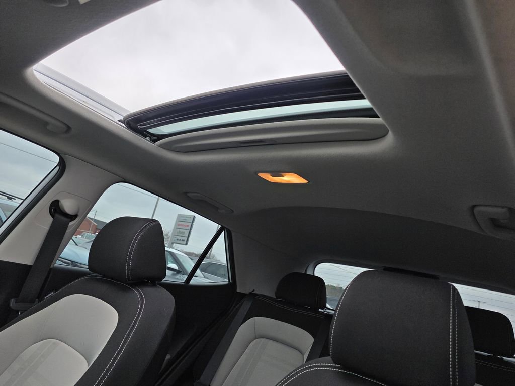 Used 2022 Hyundai Venue SEL image 27