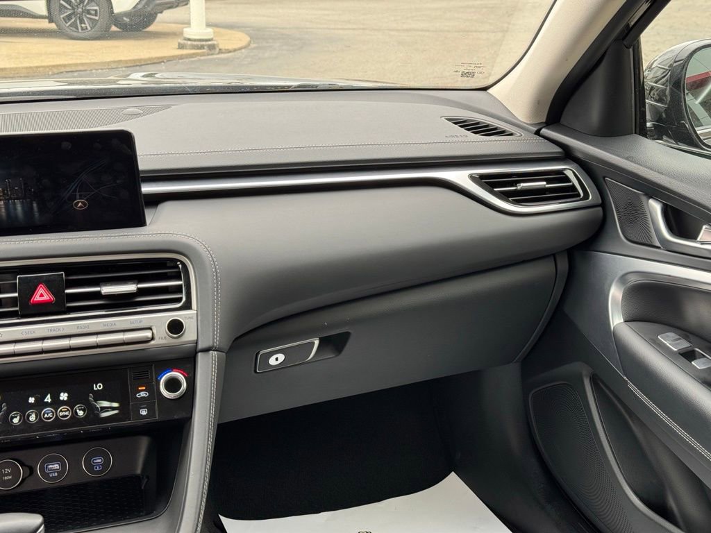 Used 2025 Genesis G70 2.5T image 22