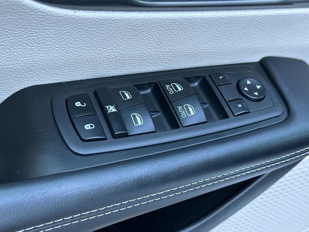 Used 2023 Chrysler Pacifica Touring-L image 11