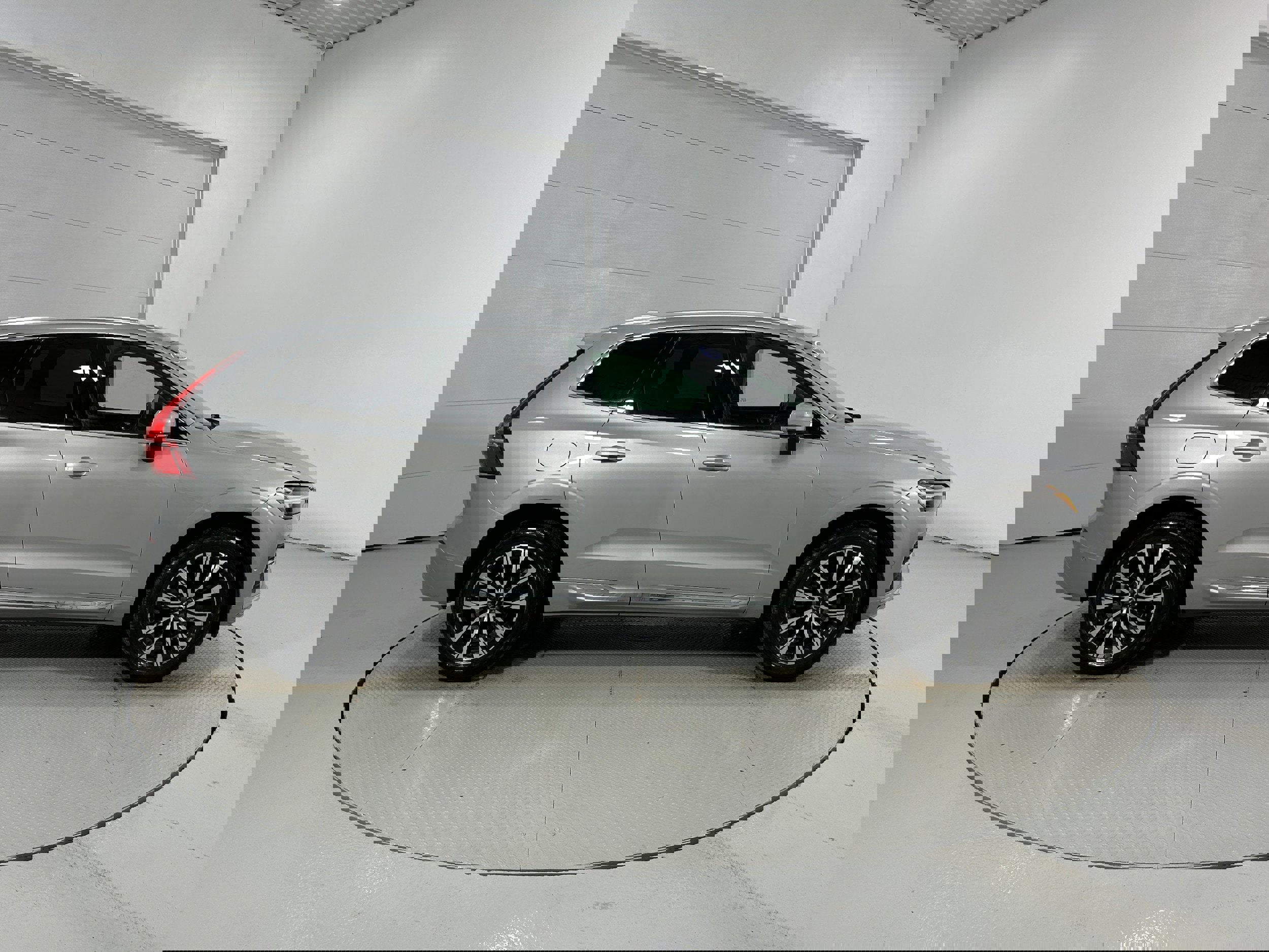 Used 2023 Volvo XC60 B5 Plus image 35