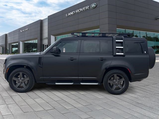 Used 2023 Land Rover Defender 130 X-Dynamic SE image 2