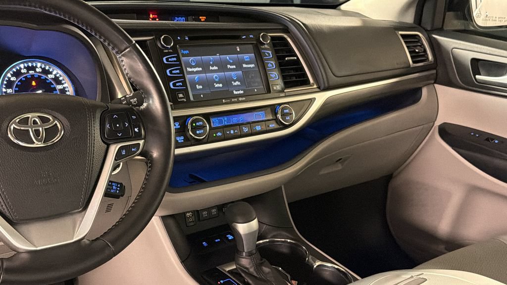 Used 2017 Toyota Highlander Limited AWD/4WD image 19