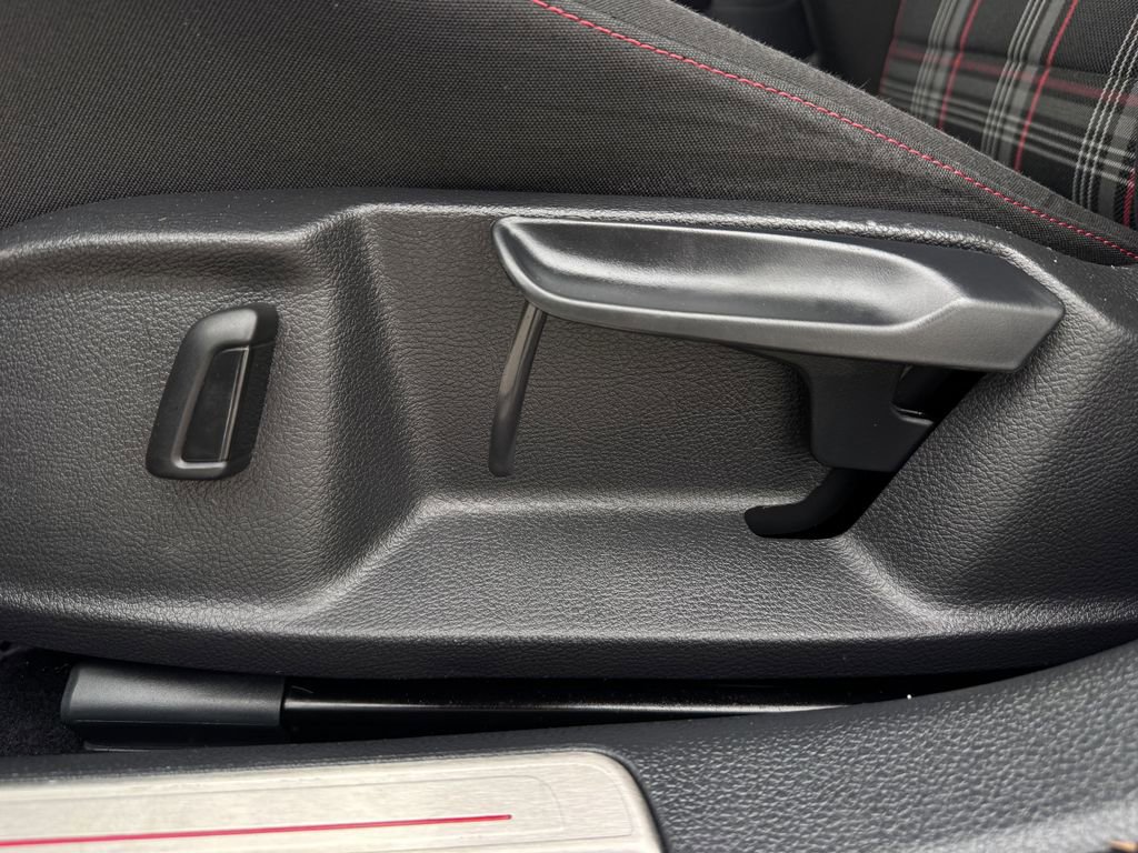 Used 2017 Volkswagen Golf S image 23