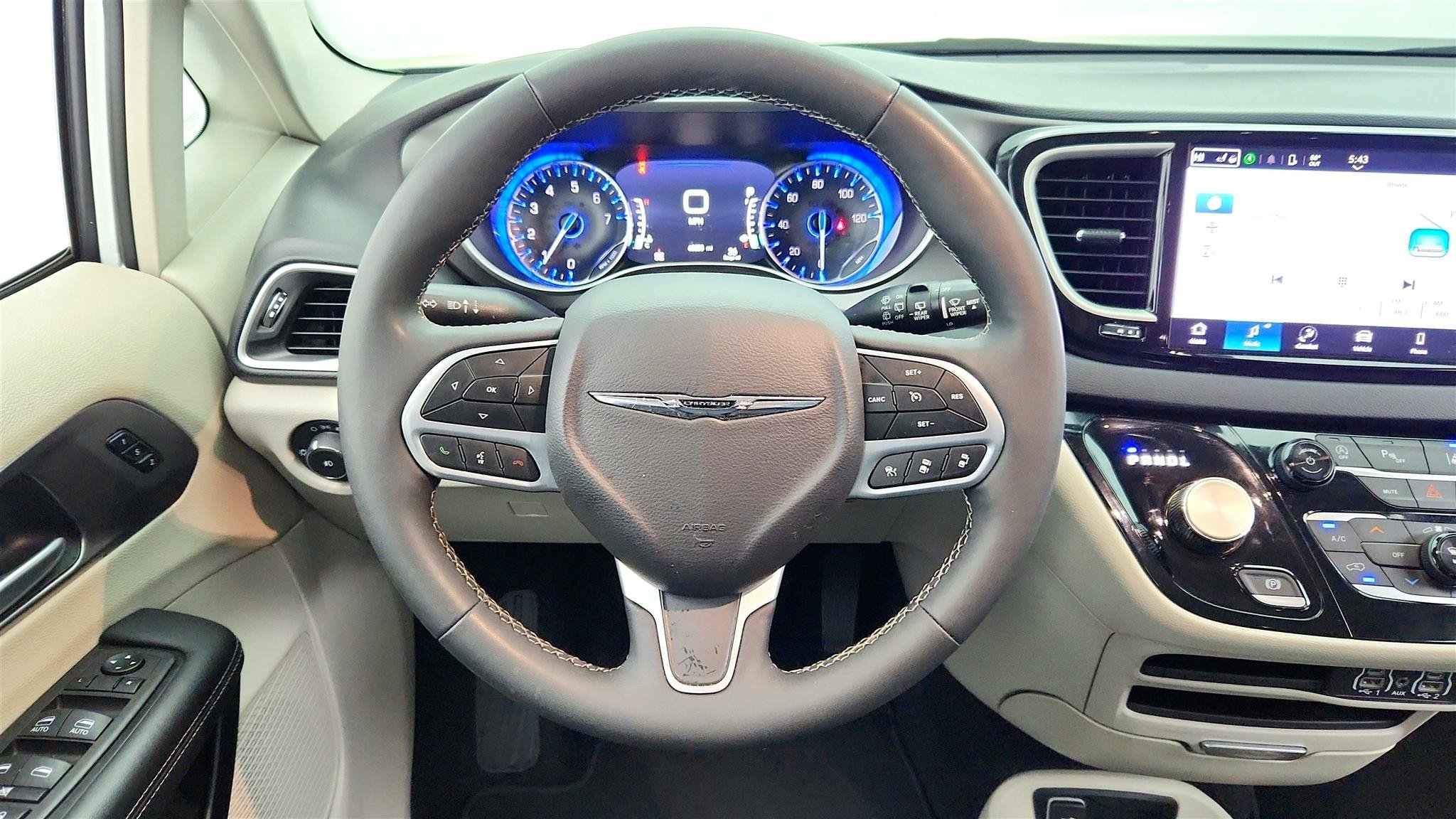 Used 2024 Chrysler Pacifica Touring-L FWD image 12