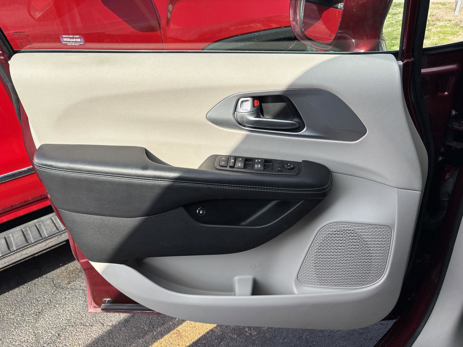 Used 2018 Chrysler Pacifica Touring Plus image 3