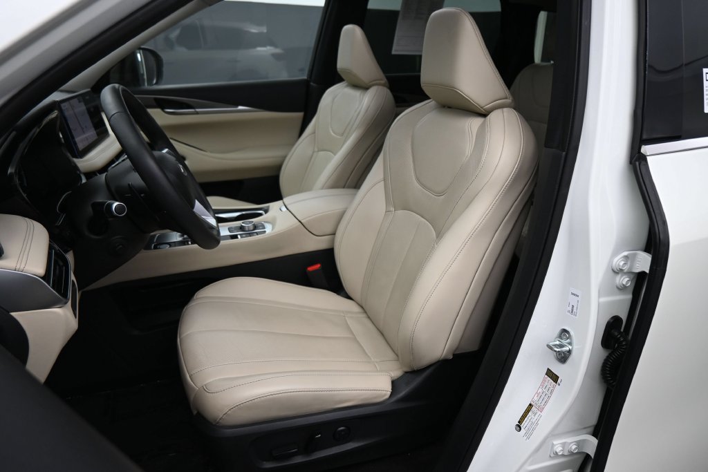 Used 2023 INFINITI QX60 Luxe w/ Cargo Package FWD image 16