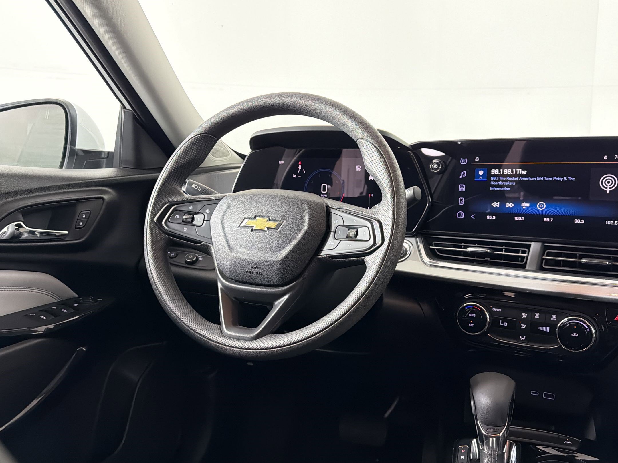 Used 2024 Chevrolet Trax LT FWD image 25